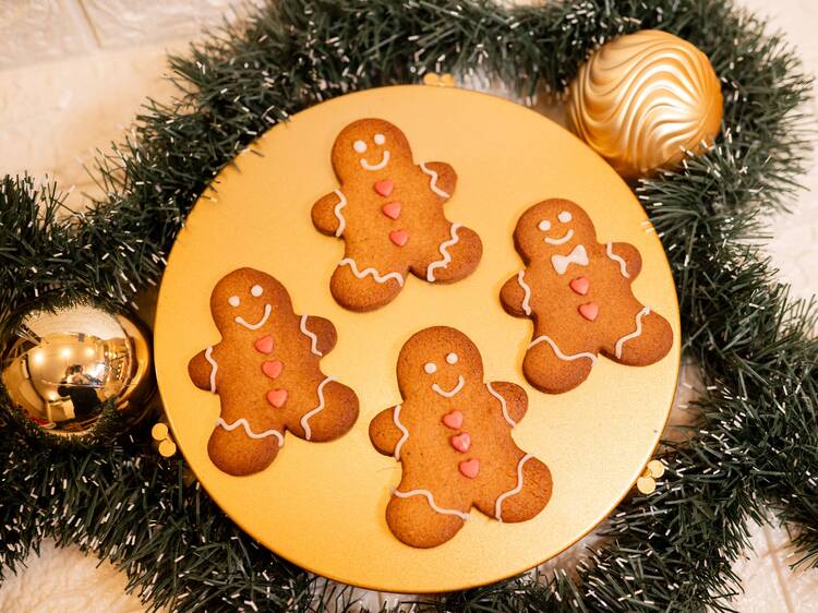 Get the kids to make Christmas biscuits Get the kids to make Christmas biscuits