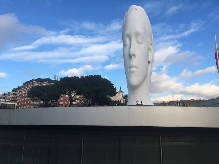 'Julia' se queda (pero no indefinidamente): la escultura gigante de Jaume Plensa seguirá en la Plaza de Colón