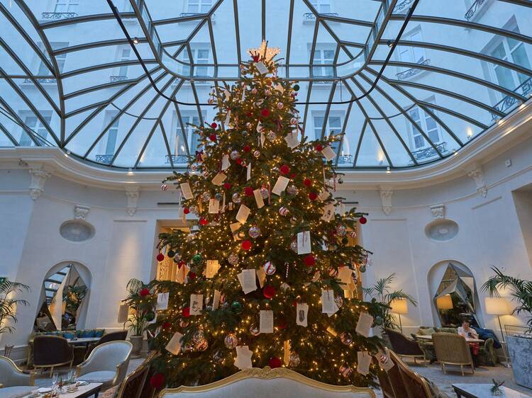 Los hoteles más espectaculares de Madrid se visten de Navidad con una pista de hielo secreta, conciertos y rutas para ver las luces