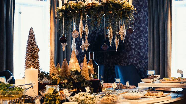 Nauti legendaarisen alkuruokapöydän antimista Pöllöwaarin joululounaalla