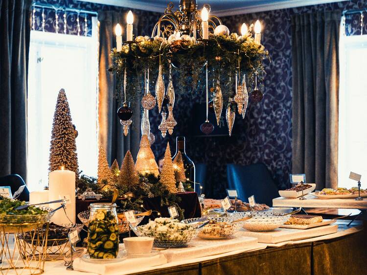 Nauti legendaarisen alkuruokapöydän antimista Pöllöwaarin joululounaalla