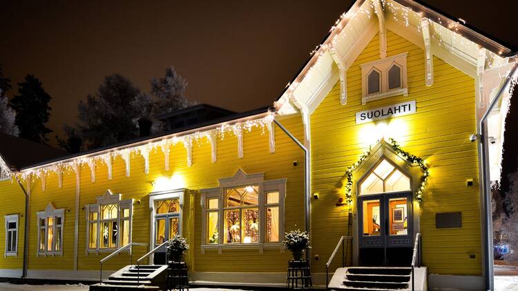 Matkusta kylätunnelman perässä joulumyyjäisiin Suolahteen