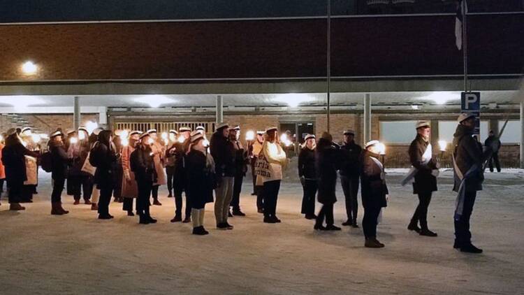 Juhlista itsenäisyyspäivää perinteisen soihtukulkueen kanssa