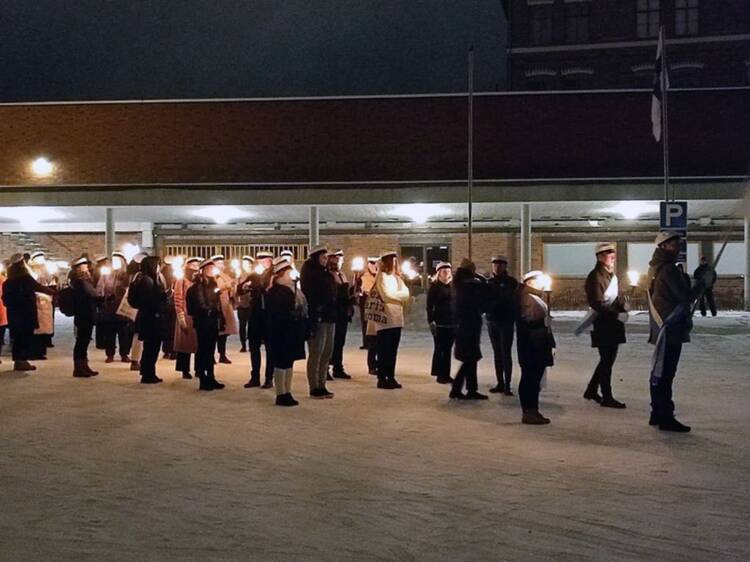 Juhlista itsenäisyyspäivää perinteisen soihtukulkueen kanssa