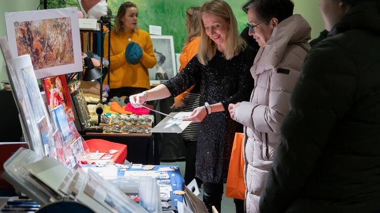 Hanki joululahjoja paikallisilta taiteilijoilta ja ihastele taidemuseon jouluikkunaa