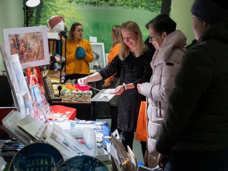 Hanki joululahjoja paikallisilta taiteilijoilta ja ihastele taidemuseon jouluikkunaa
