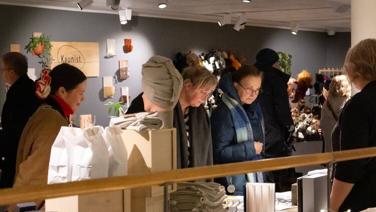 Kohtaa kotimaisia käsityöläisiä Suomen käsityön museon joulutorilla