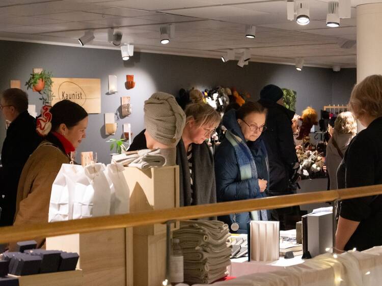 Kohtaa kotimaisia käsityöläisiä Suomen käsityön museon joulutorilla