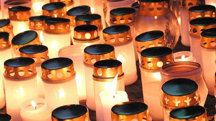 Osallistu opastetulle kierrokselle hautakivien ja kynttilämeren keskellä