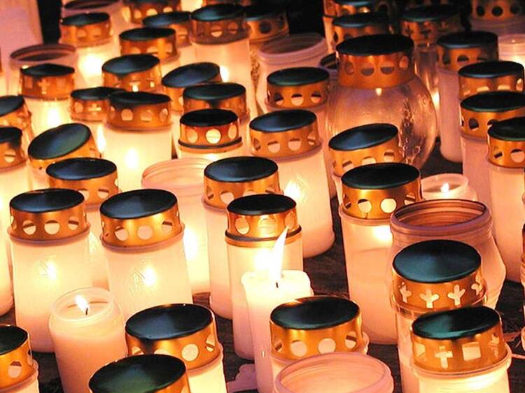 Osallistu opastetulle kierrokselle hautakivien ja kynttilämeren keskellä