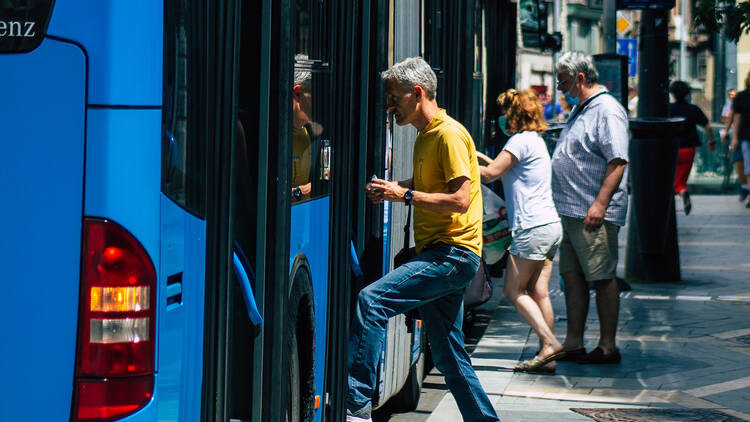 Budapesti tömegközlekedés, egy buszra szállnak fel az utasok a Ferenciek tere buszmegállóban