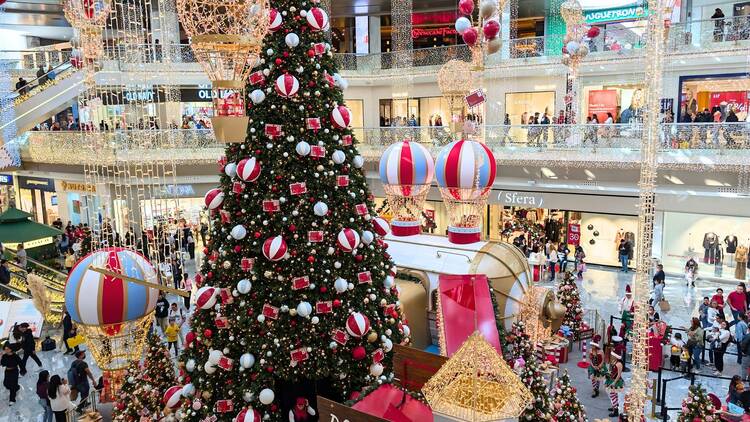 Decoraciones navideñas, luces y árboles de Navidad