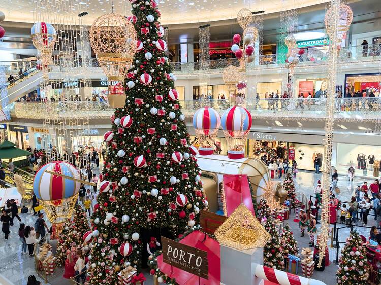 Decoraciones navideñas, luces y árboles de Navidad