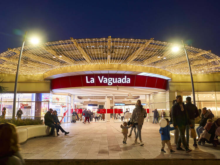 La Vaguada brilla por Navidad: un LEGO gigante, un ascensor mágico y sorteos de película