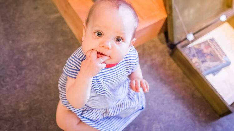 Vie vauva hellään hierontaan