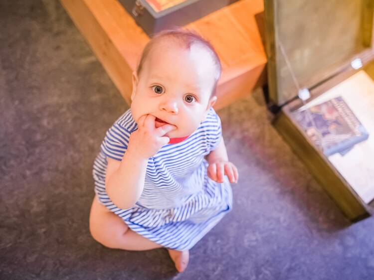 Vie vauva hellään hierontaan