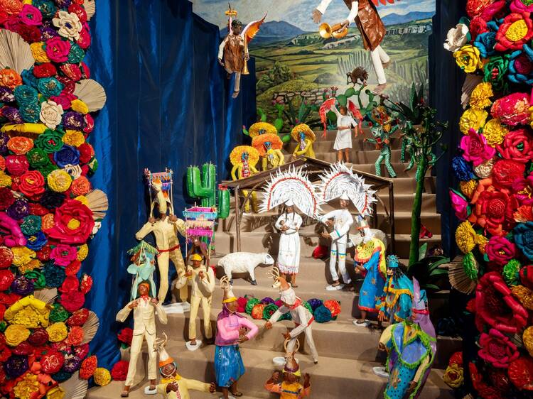 El belén más singular de Madrid lo hace una familia de alfareros mexicanos: cuándo ver estas diez piezas de barro de más de 170 cm de altura