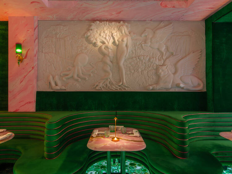 El hipercolorista universo de Rosi la Loca crece en el barrio de las Letras: el nuevo y desbocado restaurante se tiñe de rosa con suelos de ágata verde