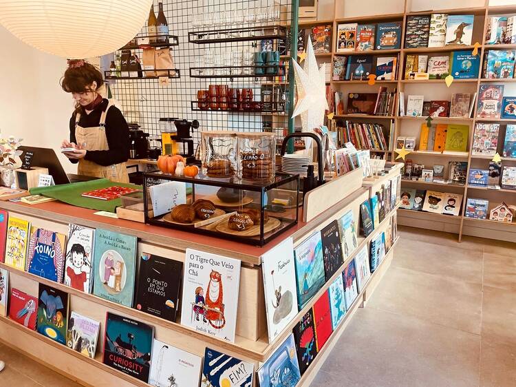 Zumbido: a nova livraria de Matosinhos tem livros ilustrados, café de especialidade e uma mini galeria de arte Zumbido: a nova livraria de Matosinhos tem livros ilustrados, café de especialidade e uma mini galeria de arte