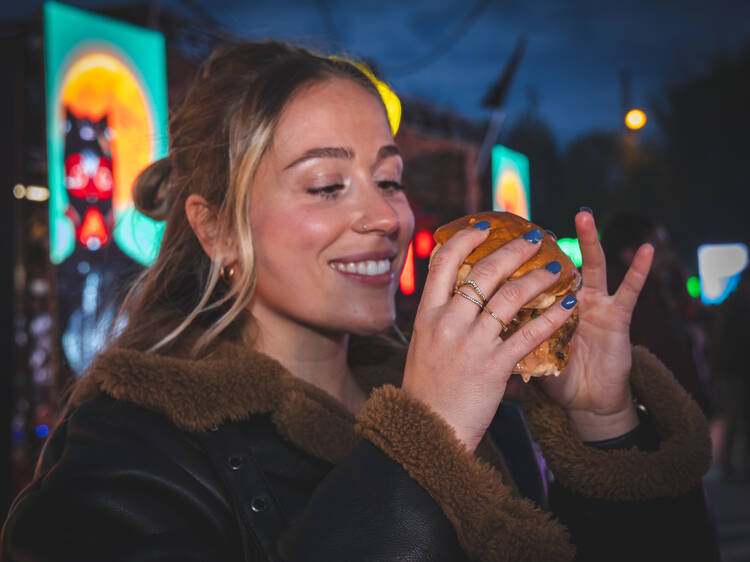 Comer hambúrgueres e chorar por mais