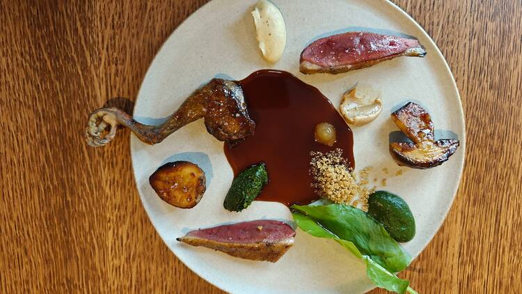 Vers la place des Vosges, le jeune prodige Nazareno Mayol Curti ouvre sa première adresse