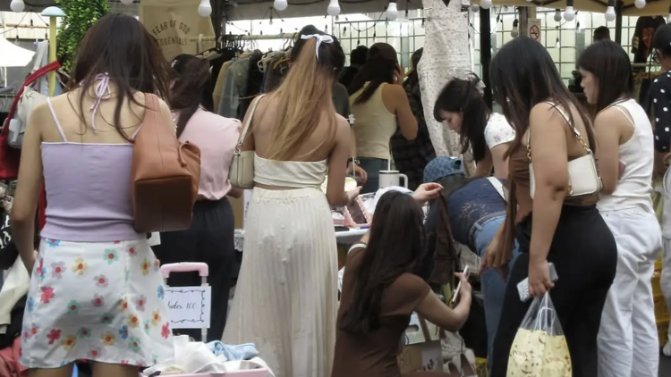 ตามล่าไอเทมเด็ด ช็อปสินค้าจากบรรดาเหล่าอินฟลูเอนเซอร์ไทยในงาน Again.And.Again Influen ซิ่งงง Festival