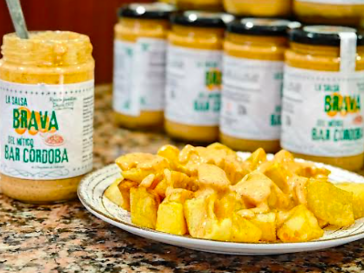 El Bar Córdoba de l’Hospitalet regala 100 quilos de braves per celebrar que la seva salsa brava surt a la venda (i el seu 50 aniversari) El Bar Córdoba de l’Hospitalet regala 100 quilos de braves per celebrar que la seva salsa brava surt a la venda (i el seu 50 aniversari)