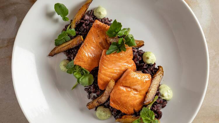 Miam Miam - Salmão com arroz negro Miam Miam - Salmão com arroz negro