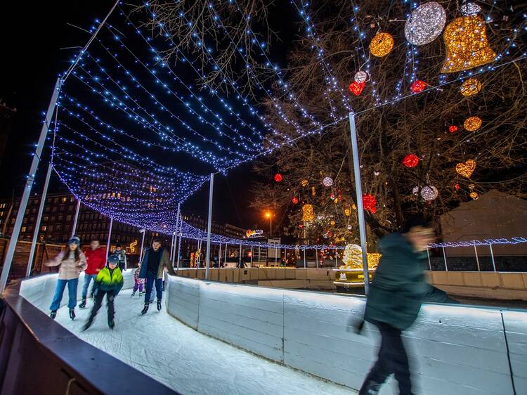 Budapest Karácsonyi Vásár Jégpálya (Városháza park)