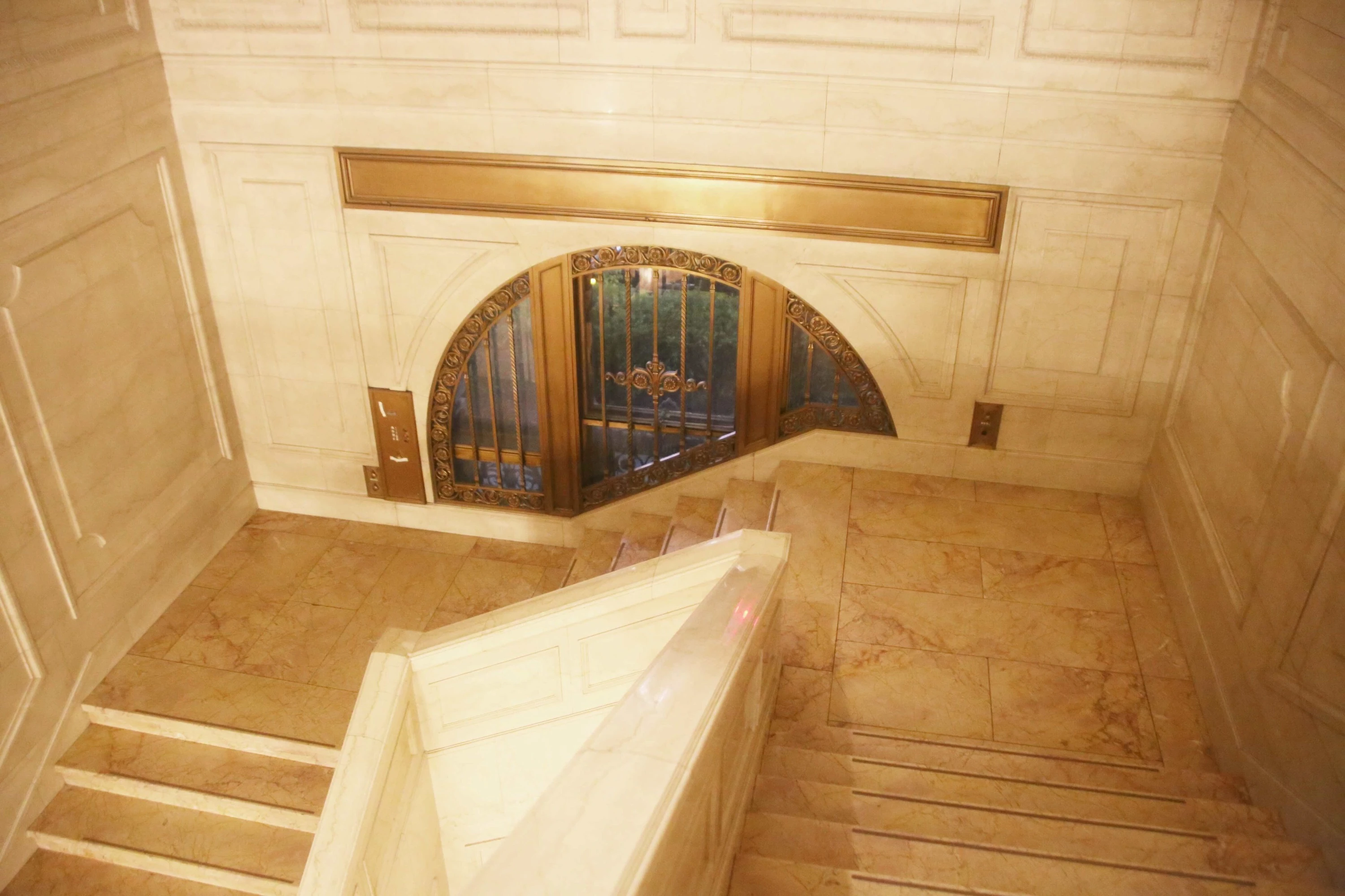 「明治安田CAFE 丸の内」