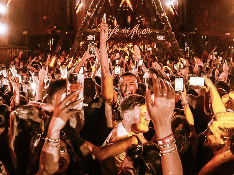 Bob Sinclair gets groovy at Cafe del Mar Bob Sinclair gets groovy at Cafe del Mar