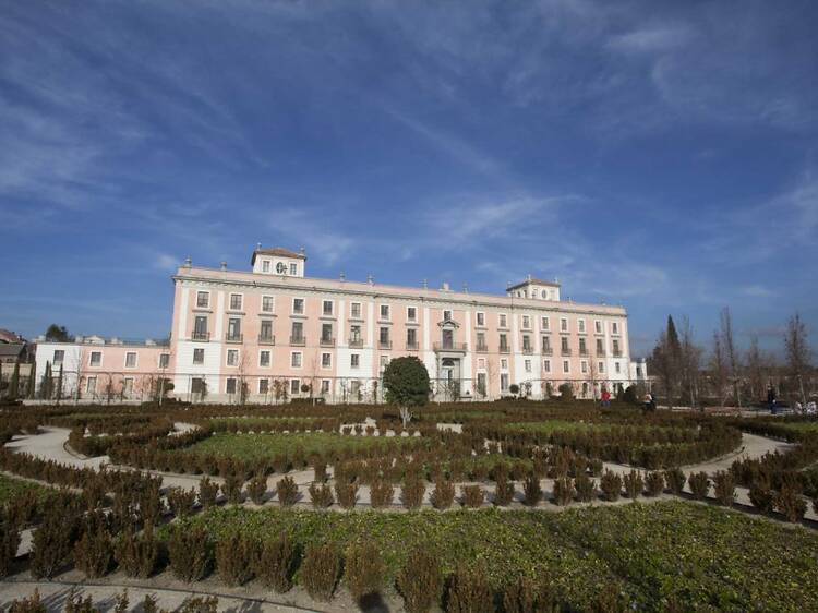 Este monumental y casi desconocido palacio de Madrid acoge por primera vez una gran pista de hielo en Navidad: patinar en familia frente a un escenario del siglo XVIII