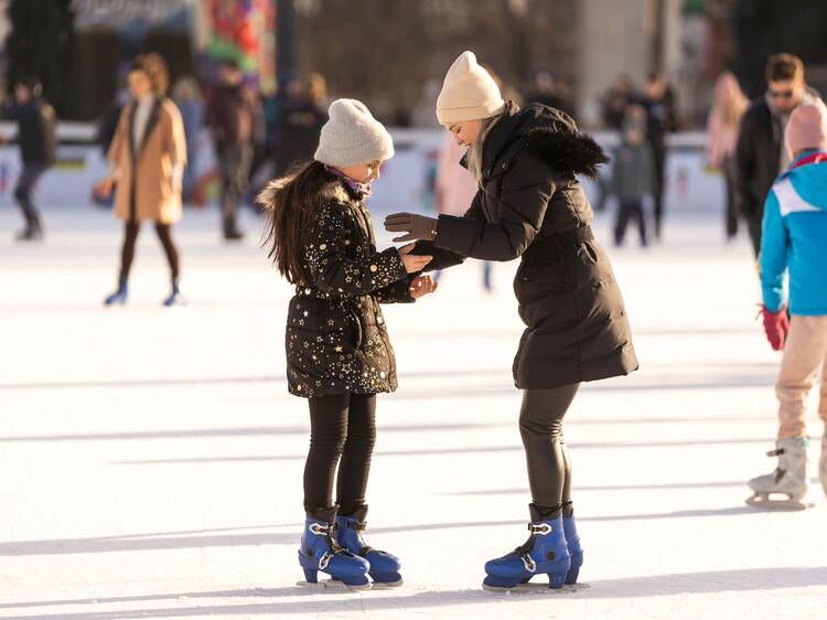 Abre una nueva pista de patinaje sobre hielo en este conocido parque de Madrid: más de 400 metros cuadrados y decorada con luces de Navidad Abre una nueva pista de patinaje sobre hielo en este conocido parque de Madrid: más de 400 metros cuadrados y decorada con luces de Navidad