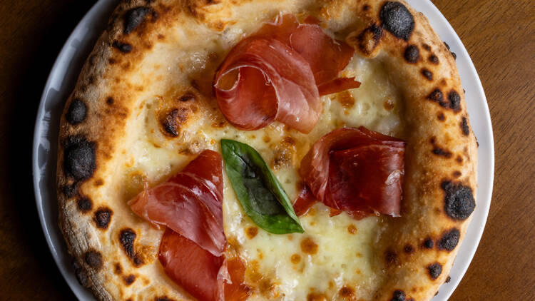 Speck e Provola (R$ 82), com queijo provola defumado e presunto speck, curado e levemente defumado Speck e Provola (R$ 82), com queijo provola defumado e presunto speck, curado e levemente defumado