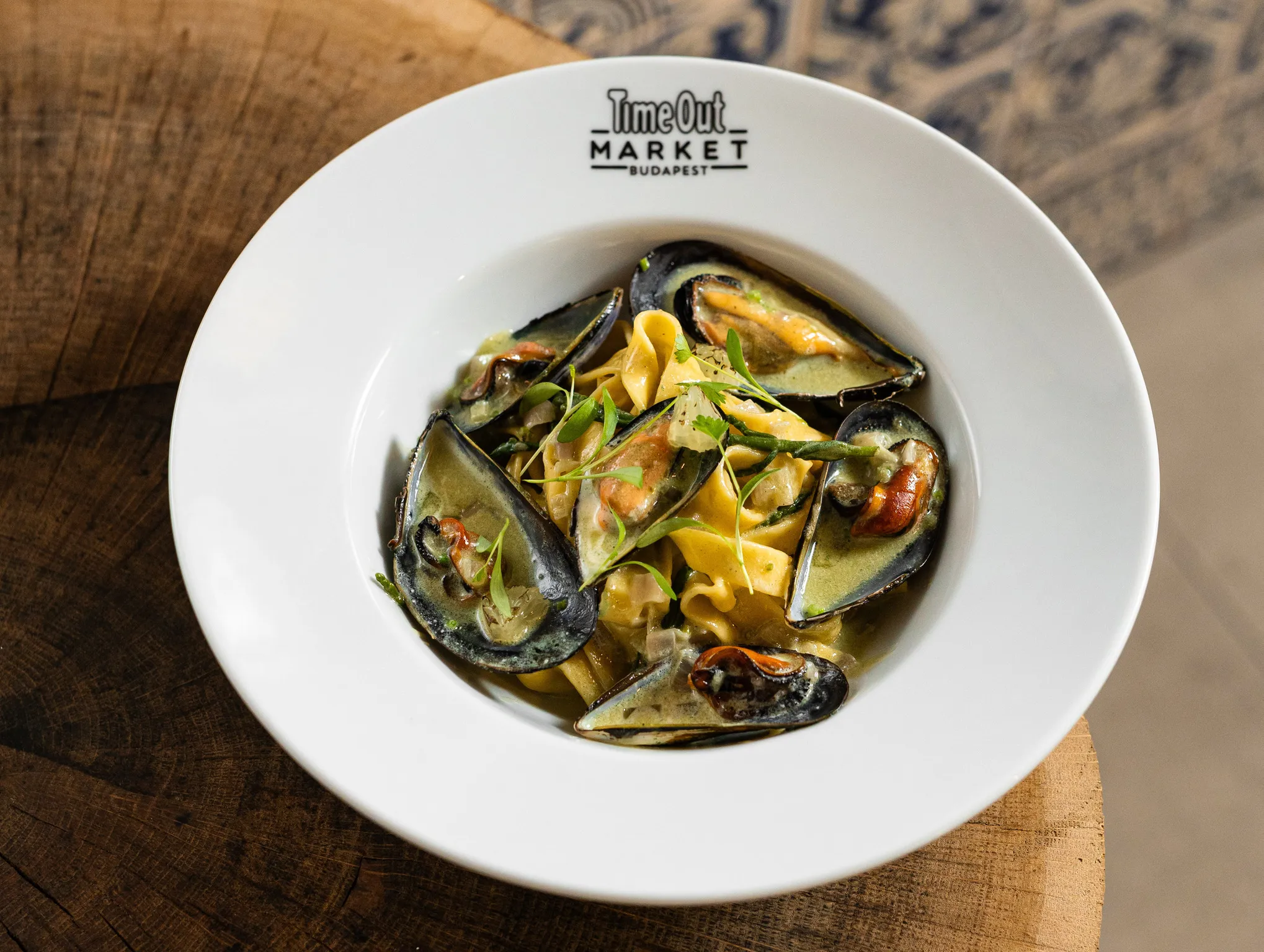 házi készítésű tagliatelle feketekagylóval és füstölt tengeri algás vajjal Lira by Essencia