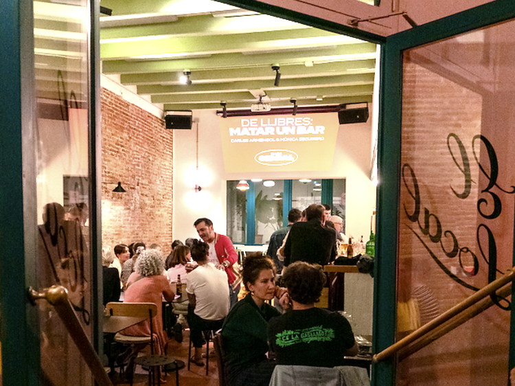 Casa Sidral: el teu nou bar favorit de Barcelona (amb vermuteig del bo i cultura enlloc de fubol per la tele!)