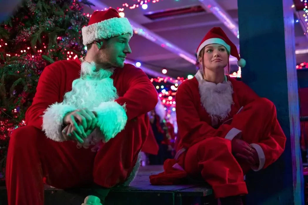 Fotograf&iacute;a: Rob Baker Ashton/NetflixConnor Swindells as Nick and Olivia Holt as Sophia in Jingle Bell Heist