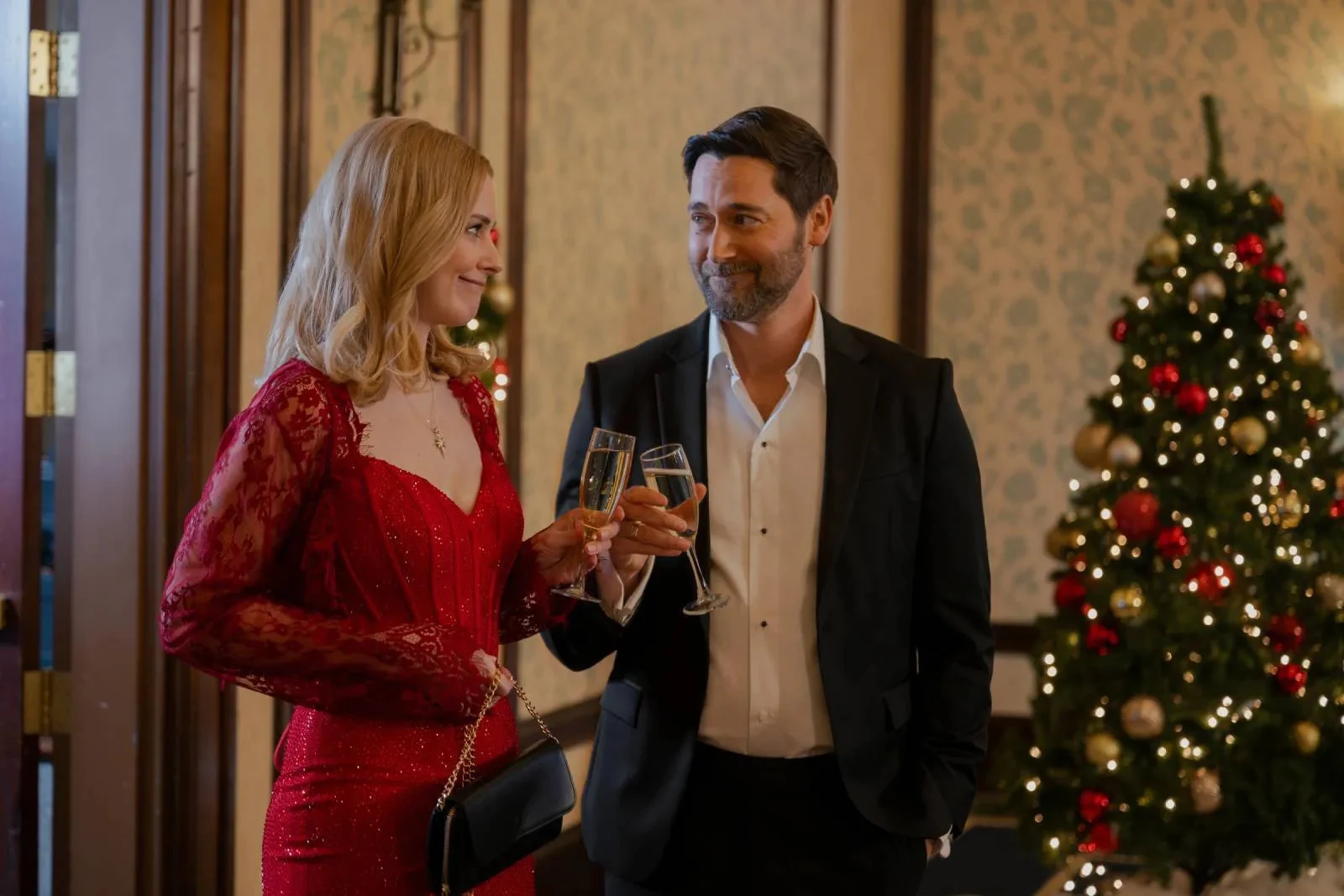 Fotograf&iacute;a: Diyah Pera/NetflixAlexandra Breckenridge as Taylor and Ryan Eggold as Matthew in My Secret Santa