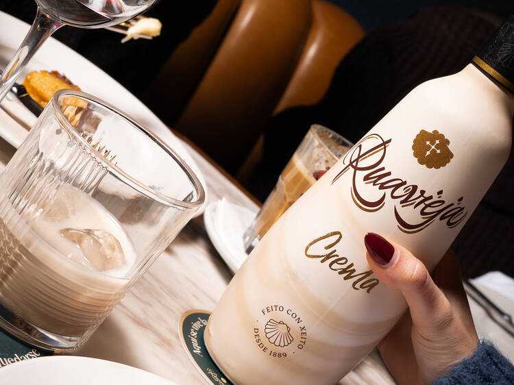 Siete restaurantes donde puedes seguir viviendo la sobremesa en Madrid (porque sí, existen)