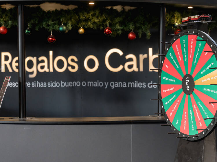 ¿Regalos o carbón? Así es el original pop-up navideño de Uber en Atocha