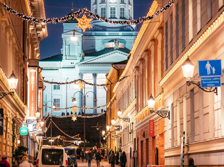 Helsingin Tuomiokirkko pilkistää näkyviin Sofiankadulta Helsingin keskustassa