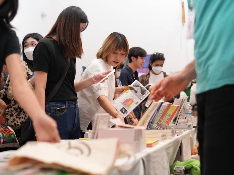 ชวนทุกคนมานั่งดูหนังสือศิลปะด้วยกันในงาน Bangkok Art Book Fair 2025 ชวนทุกคนมานั่งดูหนังสือศิลปะด้วยกันในงาน Bangkok Art Book Fair 2025