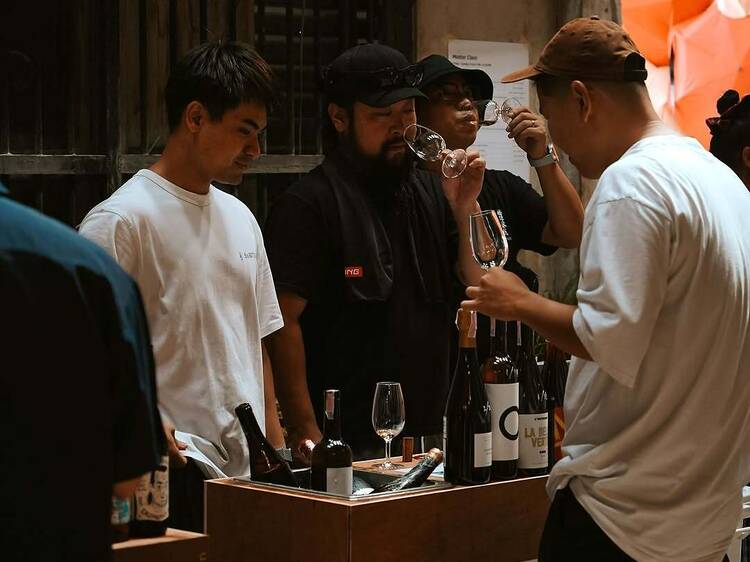 จิบไวน์กว่า 100 ฉลาก เคล้าเสียงเพลงจากตลาดไวนิลมู้ดดีตลอดสองวัน จิบไวน์กว่า 100 ฉลาก เคล้าเสียงเพลงจากตลาดไวนิลมู้ดดีตลอดสองวัน