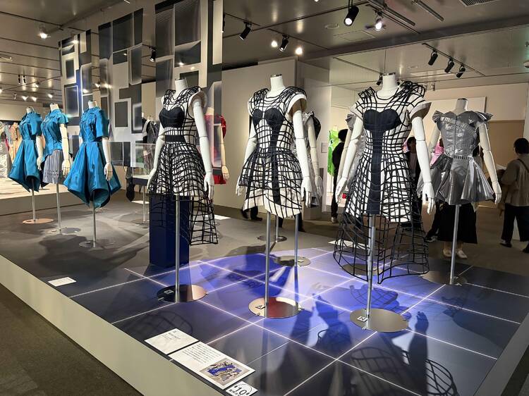 Perfumeの衣装の軌跡をたどる展覧会が横浜「そごう美術館」で開催