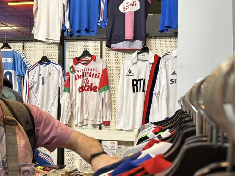 La grande brocante de maillots et d’objets de sport vintage fait son retour juste avant Noël dans le Sentier