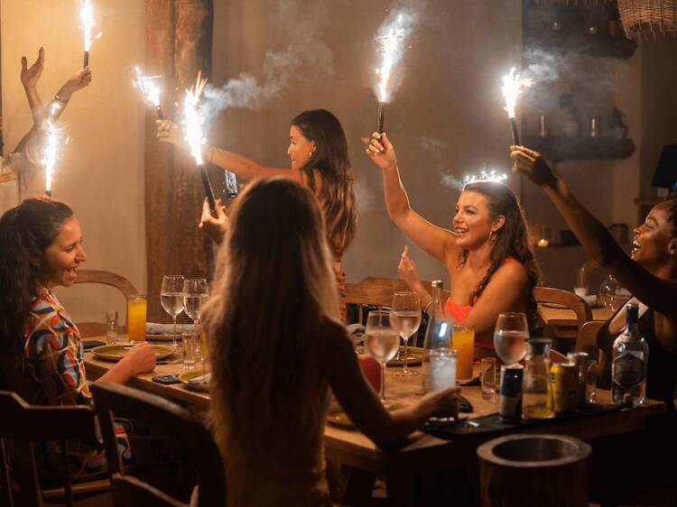 Restaurantes con espectáculo para animar las cenas con amigos