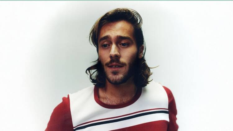 Benjamin Ingrosso värikkäässä paidassa tukka hieman sekaisin Benjamin Ingrosso värikkäässä paidassa tukka hieman sekaisin