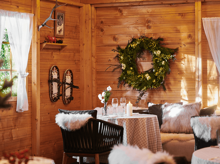 El precioso chalet alpino más esperado de Madrid ya está abierto: cena romántica para compartir una fondue o plan familiar para comer un Schnitzel