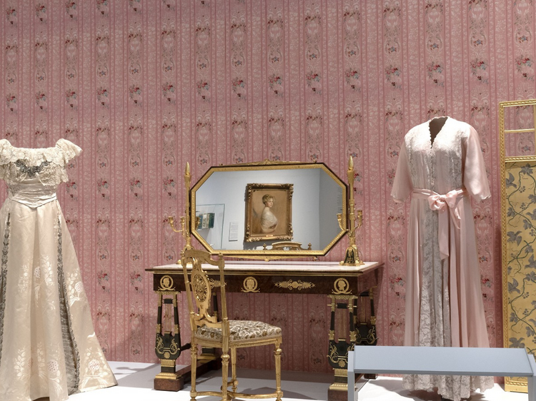 Cómo visitar gratis en Madrid la exposición con 350 objetos de la reina Victoria Eugenia, incluida la tiara más cara del joyero real, la favorita de doña Letizia Cómo visitar gratis en Madrid la exposición con 350 objetos de la reina Victoria Eugenia, incluida la tiara más cara del joyero real, la favorita de doña Letizia