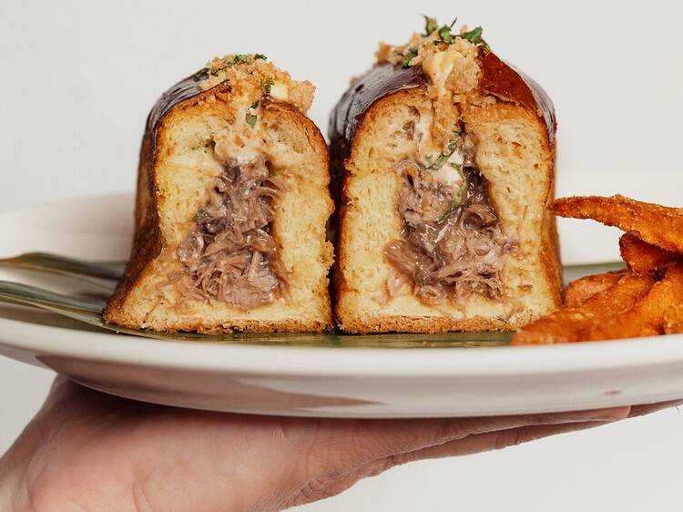 De Chamberí a Las Tablas, de Plaza de España al barrio de Salamanca: llega El Paquito, el bocado de moda, a estos populares restaurantes para comer barato De Chamberí a Las Tablas, de Plaza de España al barrio de Salamanca: llega El Paquito, el bocado de moda, a estos populares restaurantes para comer barato